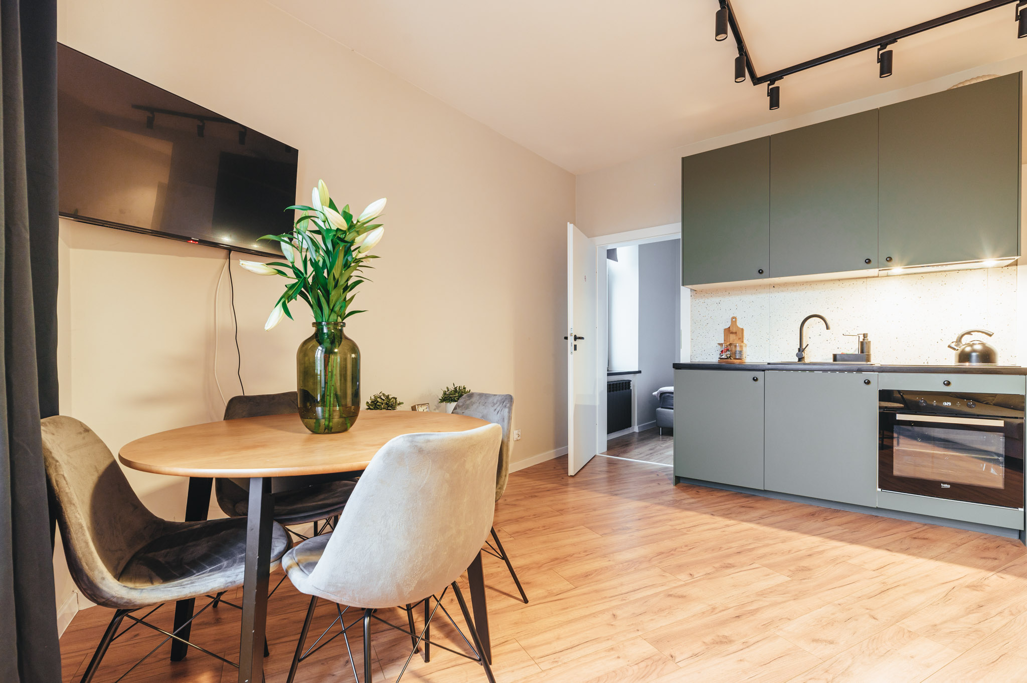 Wnętrze: os. Planty - przy dworcu PKP - apartament z oddzielną sypialnią nr. 10